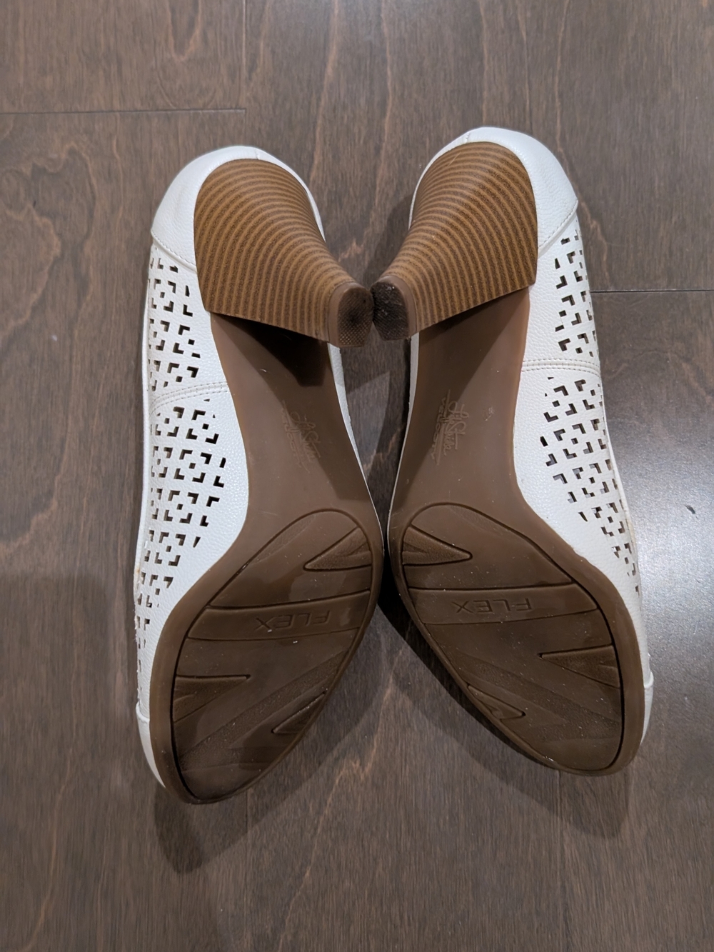 Lifestride Womens White Perforated Shoes - Picture 7 of 8